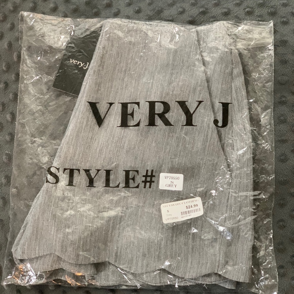 Very J Scalloped Grey Shorts Size Small  BRAND NEW - Picture 2 of 5